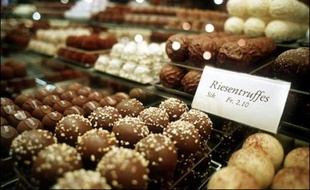 La police suisse a distribué mercredi des barres de chocolat aux automobilistes lors de contrôles routiers dans le canton de Fribourg pour récompenser les conducteurs n'ayant pas commis d'infraction.