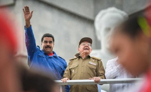 Les présidents de Cuba Raul Castro (d) et du Venezuela Nicolas Maduro pendant le défilé de la Fête du travail, le 1er mai 2015 à La Havane,