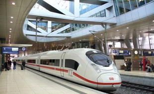 Un train Velaro, construit par l'Allemand Siemens, en gare de Francfort, le 28 avril 2010.