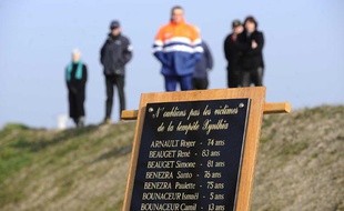 Des familles des victimes se recueillent à la Faute-sur-Mer pour rendre hommage aux 29 personnes décédées lors du passage de la tempête Xynthia, le 6 mars 2011.