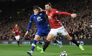 A gauche, Ross Barkley