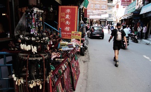 Dans le quartier du Thamel à Katmandou (Népal), les professionnels du tourisme constatent une baisse de la fréquentation malgré l'ouverture de la saison haute.