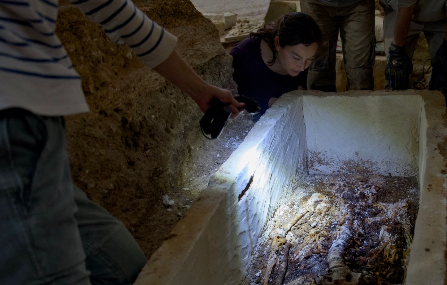 Les archéologues pensent qu'il pourrait s'agir d'un ancien évêque de Chartres.