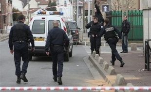 Le policier, retrouvé mort samedi soir à la Courneuve (Seine-Saint-Denis), a été tué par l'une des deux balles l'ayant atteint à la tête, la traversant de part en part selon les premiers résultats de l'autopsie, a-t-on appris lundi de source judiciaire.