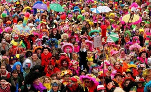 Dunkerque a retrouvé son ambiance des deux mois de carnaval, qui culminent dimanche avec la première des "trois joyeuses" (trois journées jusqu'au Mardi-Gras), et ses dizaines de milliers de fêtards déguisés, chantant et dansant au son du fifre et du tambour.