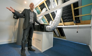 Vincent Arrouet, sous des panneaux solaires chauffants fabriqués par l'herblinois Systovi.
