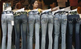 Vente de jeans sur un marché de Manille, Philippines, le 5 janvier 2008.