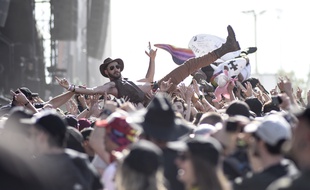 Des fans de metal lors du festival Hellfest en juin 2018.