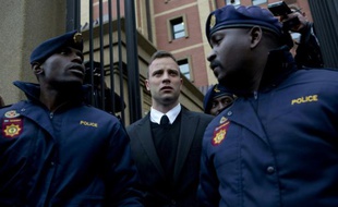L'ex-athlète paralympique sud-africain Oscar Pistorius (c), le 14 juin 2016 devant le tribunal de Pretoria