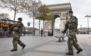 Des militaires patrouillant sur les Champs-Elysées, devant l'Arc de Triomphe à Paris, le 16 novembre 2015