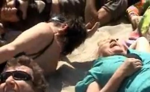Capture d'écran d'une vidéo sur le Rassemblement international des rieurs, en 2011 à Frontignan.