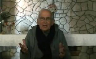 Un vieux prêtre jésuite néerlandais a choisi de rester avec les assiégés de la Vieille ville de Homs, au centre de la Syrie, sans rien à manger et avec un espoir qui vacille.