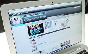 Illustration d'un ordinateur connecté à Deezer.