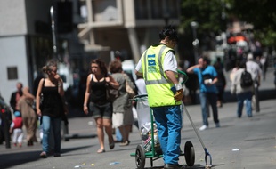 Une employée de MPM Marseille Provence Métropole qui s'occupe de la propreté dans le centre ville