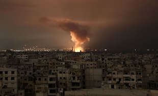 Au moins 21 civils ont été tués dans les bombardements, après des frappes intenses nocturnes qui ont provoqué des incendies dans des quartiers résidentiels, de la Ghouta en Syrie (le 23 février 2018.