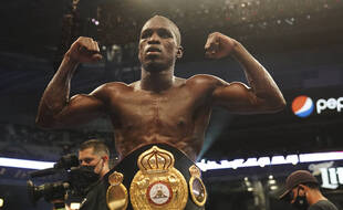 Souleymane Cissokho avec la ceinture intercontinentale WBA des super-welters remportée le 8 mai 2021 à Arlington au Texas.