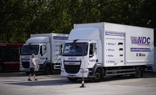 Un chauffeur passe son permis poids lourds, à Croydon au sud de Londres le 22 septembre 2021.
