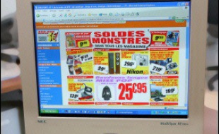 Le numéro un français de la vente sur internet de matériels électroniques, CDiscount, a été victime d'une vaste escroquerie d'un montant estimé à au moins 300.000 euros, a-t-on appris lundi de sources judiciaires.