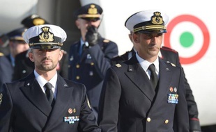 Deux soldats italiens étaient en route pour New Delhi vendredi pour répondre d'accusations de meurtre, après plusieurs jours de crise diplomatique entre l'Inde et l'Italie, qui avait refusé de retourner les deux hommes vers le pays qui les réclamait.