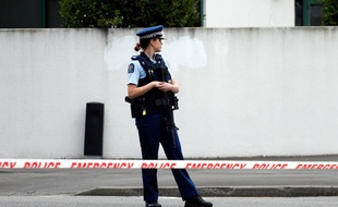 Une policière devant la mosquée Masjid al Noor, le 15 mars 2019 à Christchurch.