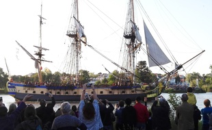 L'Hermione, lors de sa remontée de la Loire pour l'événement Débord de Loire, le 25 mai.