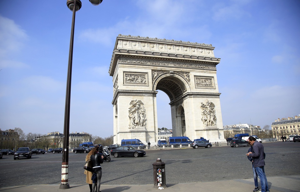 Pourquoi L'arc De Triomphe Est Il Emballé L'Arc de triomphe va être emballé par Christo en 2020