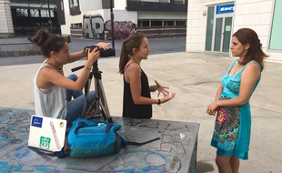 Lors du tournage du documentaire sur les attentes des jeunes de l'Union européenne