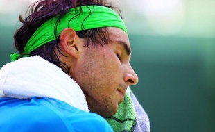 Rafael Nadal, blessé au genou gauche, a dû déclarer forfait vendredi avant sa demi-finale du Masters 1000 de Miami contre l'Ecossais Andy Murray alors que la saison de terre battue, son terrain de chasse favori, est sur le point de commencer.