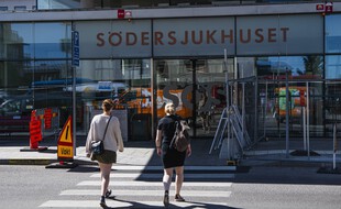 Devant un hôpital suédois, dans le pays qui a tenté la stratégie de l'immunité collective, en juin.