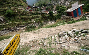 Samedi 26 avril, une pancarte indique le village de Langtang, départ de nombreux trails et détruit lors du séisme au Népal qui a fait plus de 8.000 morts.