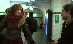 Emji et un chanteur du métro.