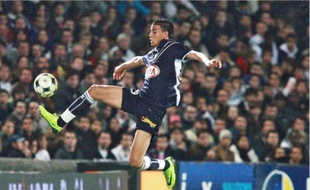 L'attaquant bordelais Marouane Chamakh est surveillé par les Anglais d'Arsenal.