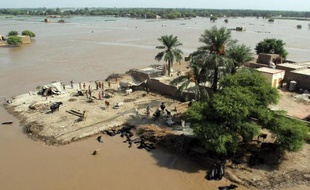 Photographie aérienne prise par l'armée pakistanaise montrant des habitants bloqués par les inondations à Multan le 14 septembre 2014
