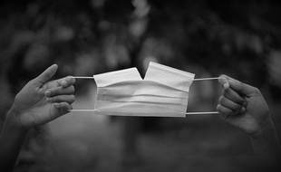 Le masque, symbole de la crise sanitaire que nous vivons.
