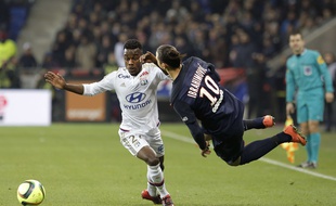 Ibrahimovic au duel avec Corgnet, lors de Lyon-PSG, le 28 février 2016.