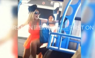 Les deux femmes ont attaqué un homme malvoyant dans un bus australien, mardi.