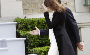 Carla Bruni-Sarkozy, visiblement enceinte, arrive à la Villa Strassburger à Deauville lors du sommet du G8 le 26 mai 2011.