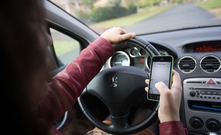 Usage du téléphone au volant (illustration)