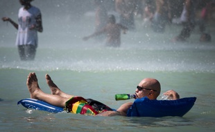 Au Trocadéro, les Parisiens n'hésitent pas à sortir le matelas boué.