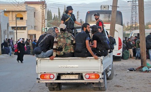 Des rebelles syriens à l'entrée de Hama en Syrie.