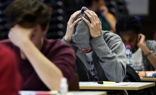 Des lycéens passent l'épreuve de philosophie du baccalauréat à Strasbourg le 15 juin 2016