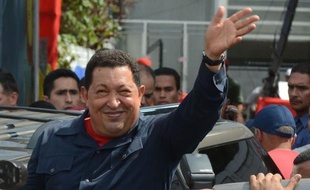 Le président sortant Hugo Chavez a été réélu dimanche à la tête du Venezuela en remportant 54,42% des suffrages contre 44,97% au candidat de l'opposition, Henrique Capriles Radonski, après dépouillement de 90% des bulletins, ont indiqué les autorités électorales.