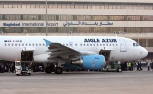 Le premier vol d'un transporteur européen, depuis l'embargo international imposé en 1990, est arrivé dimanche à l'aéroport de Bagdad, marquant l'intérêt croissant des compagnies étrangères à la reconstruction de l'Irak ravagé par 30 ans de guerres et de conflits internes.