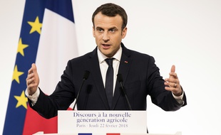 Emmanuel Macron faisait face à une centaine d'agriculteurs