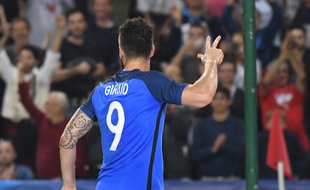 France's forward Olivier Giroud (back) flashes three after his third goal during the friendly football match between France and Paraguay on June 2, 2017 at the Roazhon park stadium in Rennes, western France.
