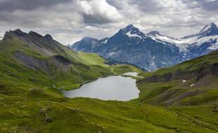 En moins de deux siècles le réchauffement climatique a remodelé profondément le paysage des Alpes suisses en entraînant une fonte massive des glaciers.