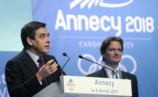 Le premier ministre François Fillon (à gauche), devant Charles Beigbeder, le président d'Annecy 2018, présente à la Commission olympique le projet français, le 8 février 2011