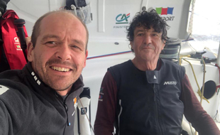Kevin Escoffier à bord du bateau de Jean Le Cam après le sauvetage, le 1er décembre 2020.