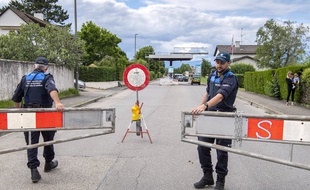 Des douaniers suisses, le 14 juin 2020.