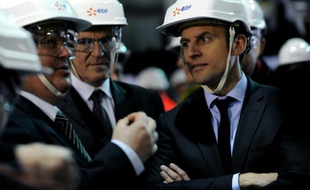 Le ministre de l'Economie Emmanuel Macron (d), le PDG d'EDF Jean-Bernard Levy (c) et le directeur de la centrale Louis Bellegarde lors d'une visite à la centrale nucléaire de Civaux, le 17 mars 2016